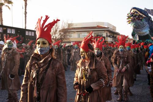 Carnevale di Viareggio 2019: gli uomini, già in catene, prima della nuova aggressione alla natura. Foto di U. Giannecchini.