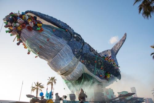 Carnevale di Viareggio 2019: la balena nel mare di plastica. Foto di U. Giannecchini.