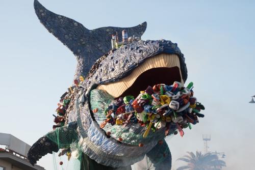 Carnevale di Viareggio 2019: la balena nel mare di plastica. Foto di U. Giannecchini.